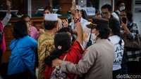 Peristiwa pengunjung sidang mendobrak masuk itu terjadi tepat setelah majelis hakim membacakan vonis 1,5 tahun penjara terhadap Eliezer.