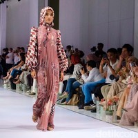 Dalam parade mode yang diinisiasi Ivan Gunawan ini, Rya mengusung koleksi yang bertajuk Blossoms Sense sebagai koleksi Hari Raya. 