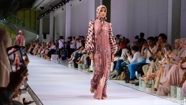 Dalam parade mode yang diinisiasi Ivan Gunawan ini, Rya mengusung koleksi yang bertajuk Blossoms Sense sebagai koleksi Hari Raya. 