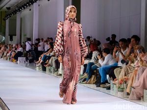 8 Foto Koleksi Baju Lebaran 2023 Karya Desainer Rya Baraba, Motif Bunga
