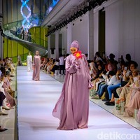 Koleksi ini hadir dengan nuansa feminim, sweet dan urban yang menambah kesan syahdunya suasana Idul Fitri. 