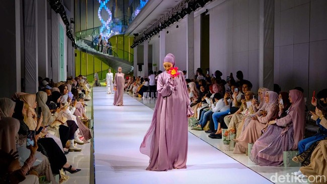 Koleksi ini hadir dengan nuansa feminim, sweet dan urban yang menambah kesan syahdunya suasana Idul Fitri. 