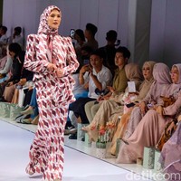 Sentuhan detail layering, embroidery dan beading pada koleksi ini juga menambah kesan mewah.