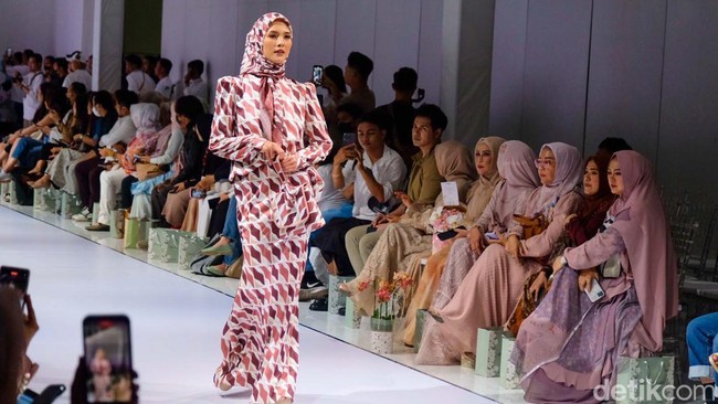 Sentuhan detail layering, embroidery dan beading pada koleksi ini juga menambah kesan mewah.