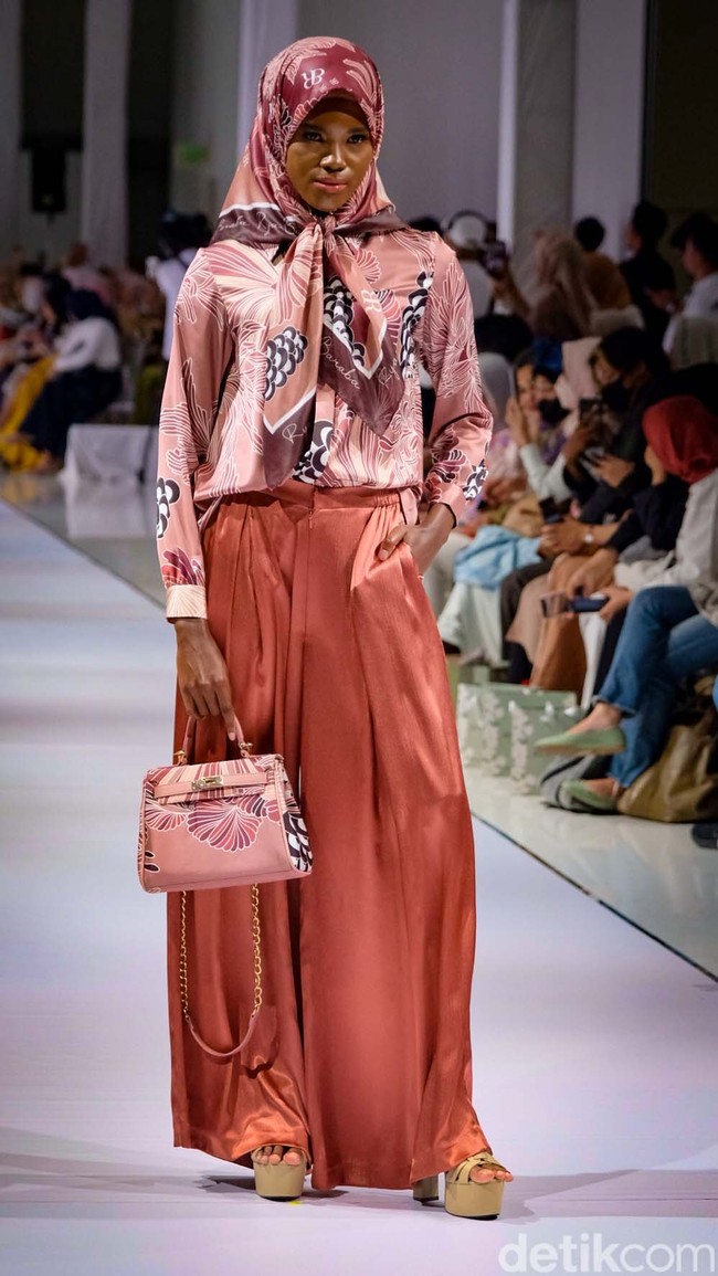 Selain itu, siluet berupa A-line, dinamis dan flowly serta pilihan warna ash rose, whitered rose, caramel dan stone juga memberikan keanggunan tersendiri bagi pemakaianya.