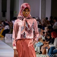 Selain itu, siluet berupa A-line, dinamis dan flowly serta pilihan warna ash rose, whitered rose, caramel dan stone juga memberikan keanggunan tersendiri bagi pemakaianya.