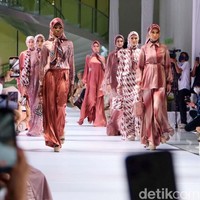 Ragam koleksi Blossoms Sense karya Rya Baraba dipamerkan dalam parade mode Garis Poetih di Jakarta, Rabu (15/2/2023).