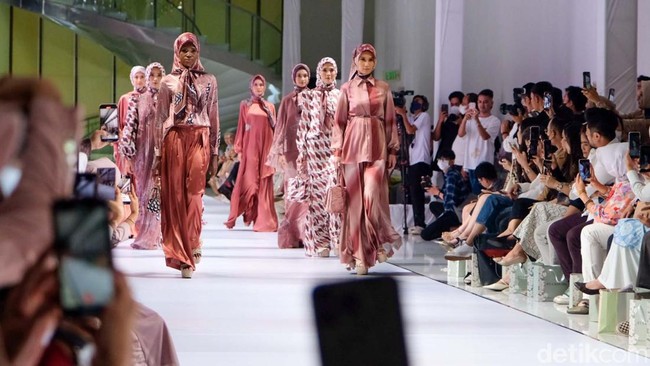 Ragam koleksi Blossoms Sense karya Rya Baraba dipamerkan dalam parade mode Garis Poetih di Jakarta, Rabu (15/2/2023).