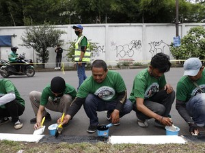 Relawan Ganjar Bersih-bersih hingga Cat Separator Jalan di Cibinong