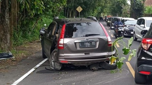 Salah satu mobil rusak bagian belakang akibat tabrakan di Jalur Denpasar-Singaraja, Desa Sembung, Badung, Rabu (15/2/2023).