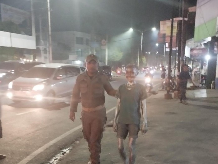 Satpol PP Kota Medan merazia manusia silver