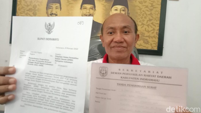 Sekwan menunjukkan kopian surat pengunduran diri Lucky Hakim
