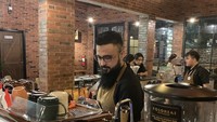 Selain sering di dapur, Rizal Djibran juga pernah terlihat menjadi seorang barista di kafe. Foto: Instagram @rizaldjibran_