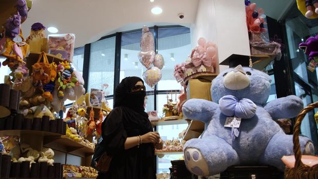 Seorang wanita Saudi mencoba untuk memilih hadiah Hari Valentine di sebuah toko di ibu kota Saudi, Riyadh, Arab Saudi, Rabu 11 Februari 2009. Pemilik toko mengetahui bahwa menjelang 14 Februari, polisi agama yang ditakuti mulai memeriksa toko-toko suvenir untuk barang-barang yang berwarna merah. atau dengan cara apapun menyarankan liburan, yang dilarang di negara ini. Barang-barang tersebut legal sepanjang tahun. Hanya sekitar Hari Valentine mereka mengambil status barang selundupan. (File Foto - AP Photo/Hassan Ammar, File) ** zu unserem KORR)