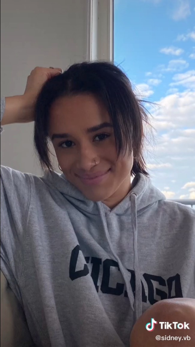 Wanita 21 tahun itu pun mengaku kesal dengan komentar orang-orang yang tidak suka Meghan Markle. Dia orang yang jahat, Kamu tidak seharusnya bangga dengan kemiripan itu, Kasihan, orang-orang akan berpikir kamu pembohong juga, tulis netizen. Foto: TikTok/Instagram Sidney Beckles