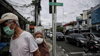 Sejumlah warga beraktivitas di Jalan Waru kawasan Rawamangun, Jakarta Timur, Rabu (15/2/2023).