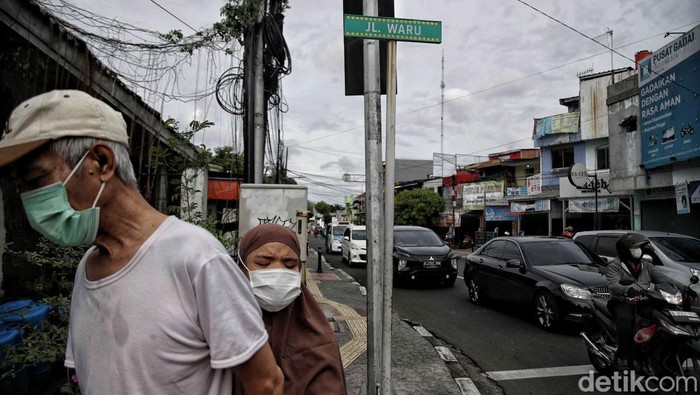 Suasana Jalan Pemuda-Waru, Calon Jalan Tembus Pemecah Macet di Jakarta Sejumlah warga beraktivitas di Jalan Waru dan Jalan Pemuda kawasan Rawamangun, Jakarta Timur, Rabu (15/2/2023).