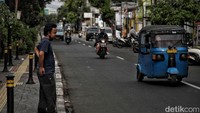 Berbagai cara pun dilakukan Pemerintah Provinsi DKI Jakarta, mulai dari mengaktifkan kembali aturan ganjil-genap, sampai mengembangkan sistem transportasi massal. Tapi Cara-cara itu ternyata belum cukup membantu mengurai kemacetan di wilayah DKI.