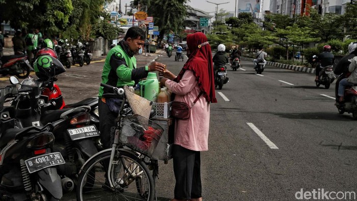 Suasana Jalan Pemuda-Waru, Calon Jalan Tembus Pemecah Macet di Jakarta Sejumlah warga beraktivitas di Jalan Waru dan Jalan Pemuda kawasan Rawamangun, Jakarta Timur, Rabu (15/2/2023).