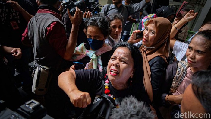 Vonis 1,5 tahun penjara kepada Bharada Richard Eliezer disambut haru pendukungnya. Mereka terharu sambil mengucapkan syukur karena vonis yang jauh di bawah tuntutan.