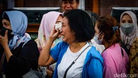 Tampak salah seorang dari fans Eliezer menangis haru.