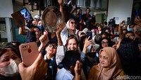 Dari luar ruang sidang, fans Eliezer menyanyikan lagu Indonesia Raya. 