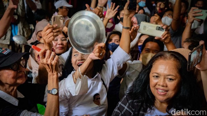 Tangis hingga Riuh Fans Usai Eliezer Divonis 1,5 Tahun Vonis 1,5 tahun penjara kepada Bharada Richard Eliezer disambut haru pendukungnya. Mereka terharu sambil mengucapkan syukur karena vonis yang jauh di bawah tuntutan.