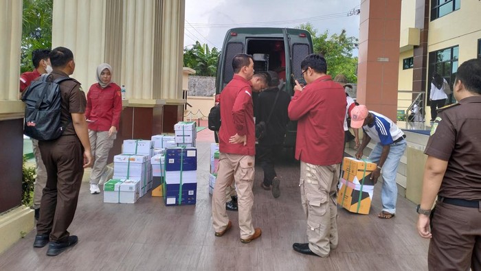 Tim Kejaksaan Agung saat membawa berkas untuk pelimpahan dugaan korupsi proyek BFC PT KS di PN Serang (Foto: Bahtiar Rifai/Detikcom)