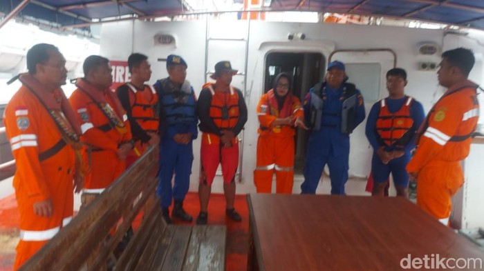 Tim SAR gabungan mengevakuasi enam nelayan asal Tegal yang terombang-ambing di laut.