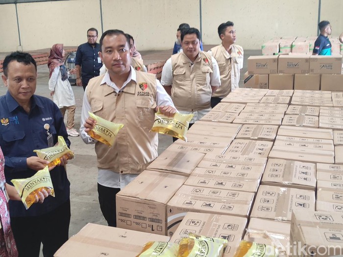 Tim Satgas Pangan Jawa Tengah mengecek ketersediaan minyak goreng Minyakita di gudang Bulog Jateng, Rabu (15/2/2023).