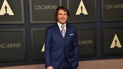 Tom Cruise Telanjang Dada di Pantai Spanyol, Netizen Heboh