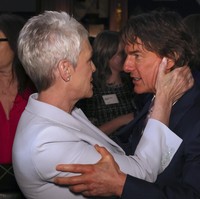 Namun, perawakan Tom Cruise justru lebih menyita atensi. Media sosial ramai membicarakan kulit mantan suami Katie Holmes itu yang lebih tan atau gelap dari biasanya. Jamie Lee Curtis bertemu Tom Cruise yang kegelapan kulitnya selevel Trump, demikian komentar seorang pengguna Twitter seperti dikutip NY Post. (Foto: Willy Sanjuan/Invision/AP)