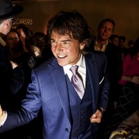 New York Times mengabarkan, Ke Huy Quan sempat meminta Tom Cruise untuk selfie bersama. Langsung mengiyakan, Tom mengajak mantan aktor cilik itu bergeser ke sudut yang pencahayaannya lebih baik. (Foto: L. Clendenin / Los Angeles Times via Getty Images)