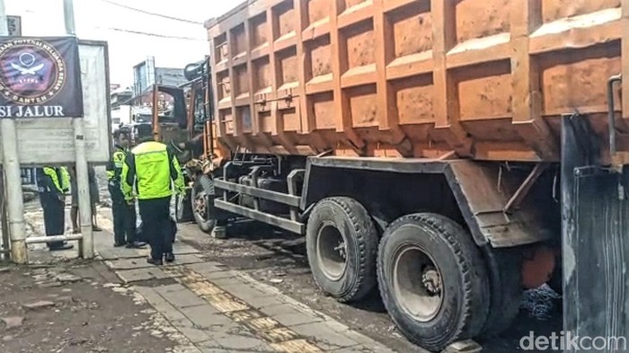 Truk yang tabran mati seorang pria di Sukabumi.