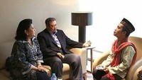 Pada salah satu kesempatan, Ustaz Maulana juga pernah dijamu oleh Susilo Bambang Yudhoyono dan mendiang istrinya. Berbincang santai, ada berbagai pastry yang disuguhkan untuk dirinya. Foto: Instagram/m_nur_maulana