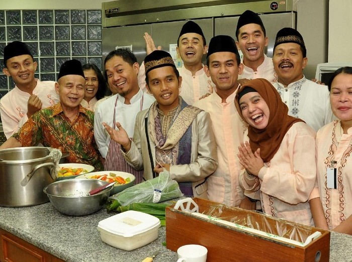 Ustaz Maulana Ustaz Maulana Senang Makan Bareng Kru TV hingga Dion Wiyoko