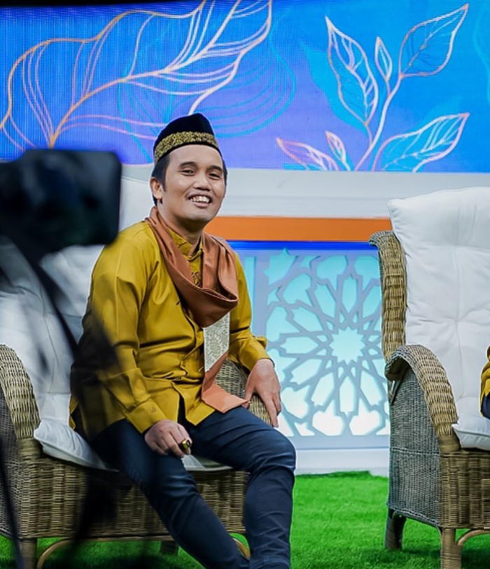 Ustaz Maulana Ustaz Maulana Senang Makan Bareng Kru TV hingga Dion Wiyoko