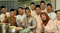 Ustaz Maulana juga ramah kepada semua orang. Para chef dan pekerja kedutaan besar Amerika Serikat yang mengajaknya melihat proses memasak di dapur disapa dengan ramah. Foto: Instagram/m_nur_maulana