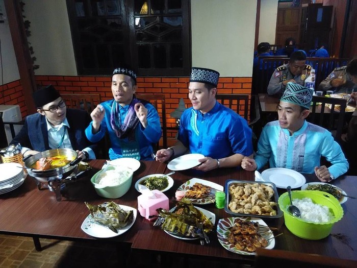 Ustaz Maulana Ustaz Maulana Senang Makan Bareng Kru TV hingga Dion Wiyoko