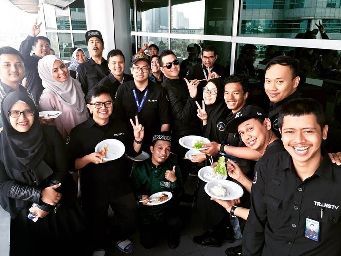 Ustaz Maulana Ustaz Maulana Senang Makan Bareng Kru TV hingga Dion Wiyoko