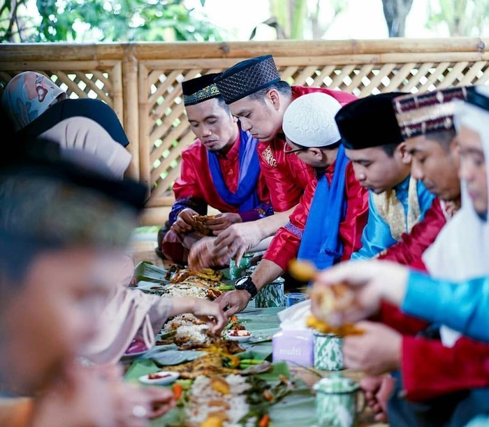 Ustaz Maulana Ustaz Maulana Senang Makan Bareng Kru TV hingga Dion Wiyoko
