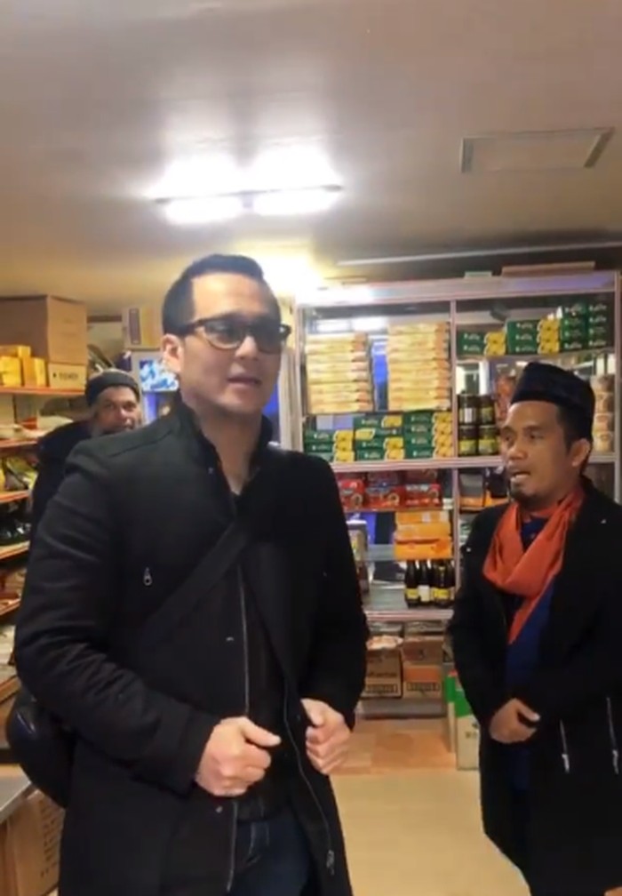 Ustaz Maulana Ustaz Maulana Senang Makan Bareng Kru TV hingga Dion Wiyoko