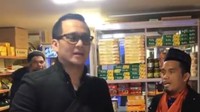 Selain bersama kru, Ustaz Maulana juga akrab denga Fadli selaku rekan pembawa acara. Keduanya sempat pergi ke Korea Selatan bersama dan berburu kuliner di sana. Foto: Instagram/m_nur_maulana