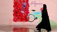 Ke-11, diizinkan merayakan Valentine. Di tahun ini bahkan toko bunga kebanjiran pesanan saat Valentine lho. Sebelumnya, polisi moral Saudi melarang penjualan mawar merah serta melarang toko-toko memajang barang-barang berwarna merah dan merah jambu menjelang Hari Valentine setiap 14 Februari. Meski begitu, para pedagang tetap menjual barang-barang Valentine sembunyi-sembunyi. Buket bunga dan hiasan hati pun akan dijual secara diam-diam dengan harga yang sangat tinggi. Namun sekarang Valentine tidak perlu lagi sembunyi-sembunyi. Siapapun oleh merayakannya di Arab Saudi. AFP Photo