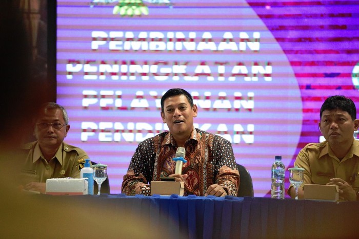 Wali Kota Kediri Abdullah Abu Bakar memberikan arahan kepada Kepala Sekolah SMP dan sederajat se-Kota Kediri dalam acara Pembinaan Peningkatan Pelayanan Pendidikan di Kota Kediri.