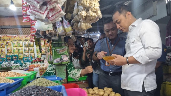 Wali Kota Surabaya Eri Cahyadi sidak Pasar Pucang, Tujuannya untuk memastikan stok beras dan Minyakita.
