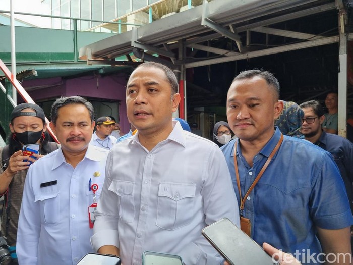 Wali Kota Surabaya Eri Cahyadi usai sidak harga beras dan Minyakita di Pasar Pucang.