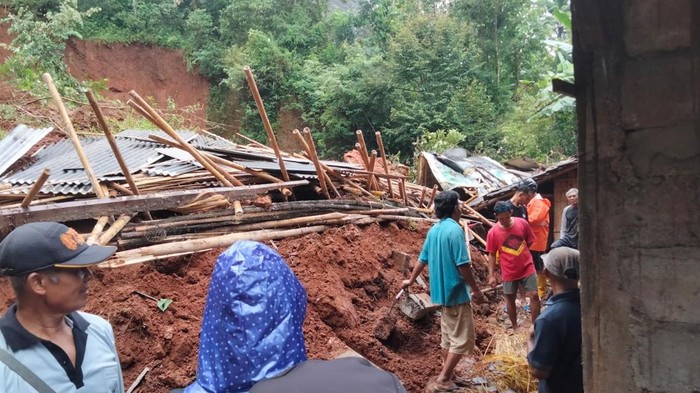 Warga membersihkan material longsor di Kapanewon Patuk, Gunungkidul, Rabu (15/2/2023).