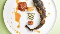 Lele goreng juga menu warteg yang menjadi favorit banyak orang. Kalau penyajian warteg yang umum disajikan dengan nasi, sambal, dan tumis sayuran. Kalau kreasi Dadek, lele goreng itu ditata di pinggir, bagian tengahnya ditambahkan timun, tempe, dan tahu. Foto: Instagram @warteggourmet