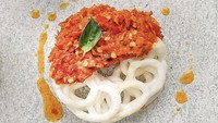 Kerupuk biasanya disajikan dalam kaleng atau platik. Di tangan kreatif Dade, kerupuk tampak memikiki nilai yang tinggi. Kerupuk putih itu sirambahkan sambal dengan gatnish tetesan minyak dan irisan daun jeruk. Foto: Instagram @warteggourmet